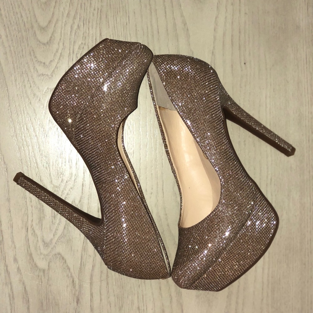 NWT Jessica Simpson Gold “Waleo” Heels